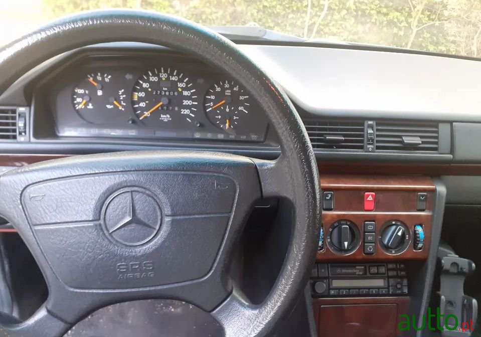 1993' Mercedes-Benz E-250 photo #2