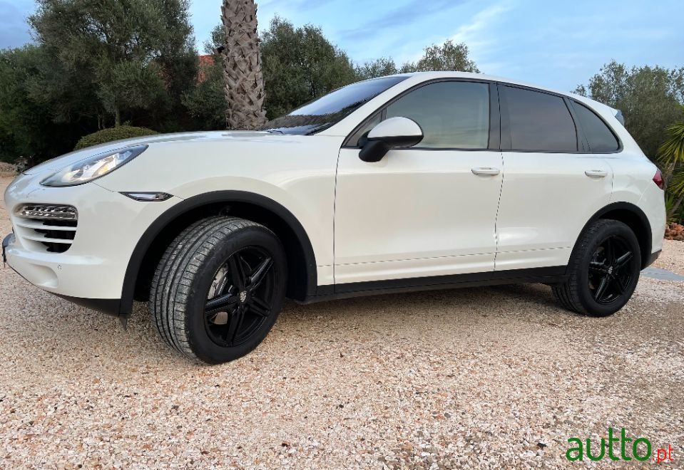 2011' Porsche Cayenne photo #2