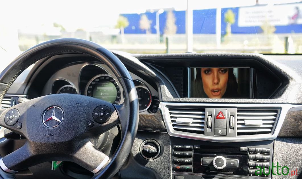 2009' Mercedes-Benz E-250 photo #4