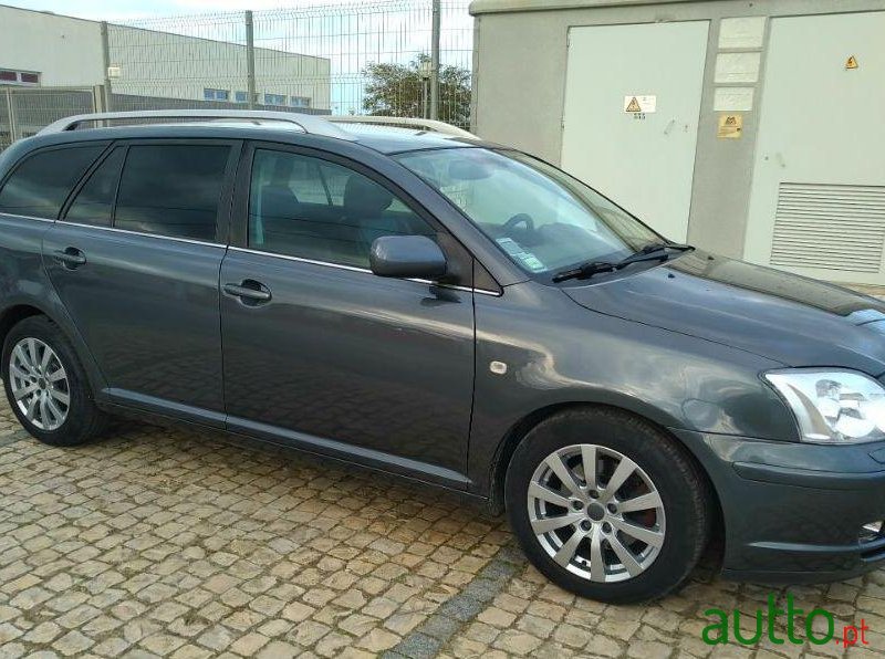 2005' Toyota Avensis Sw photo #2