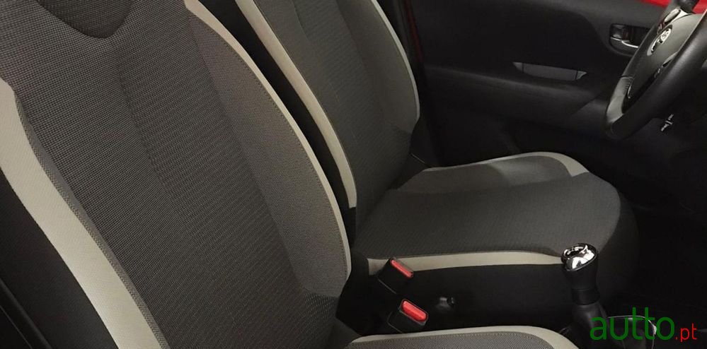 2022' Toyota Aygo 1.0 X-Play Plus photo #5