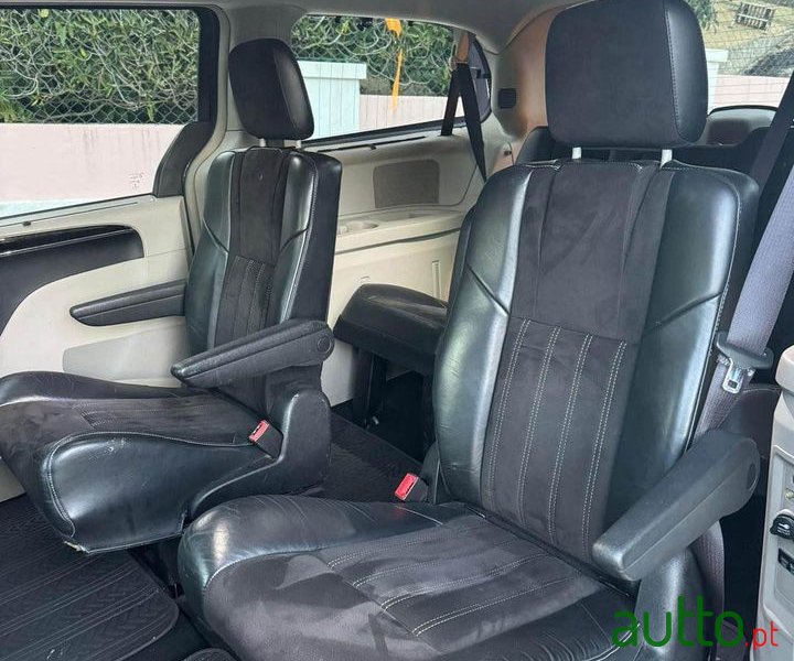 2015' Lancia Voyager photo #6