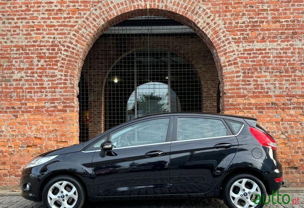 2010' Ford Fiesta photo #4