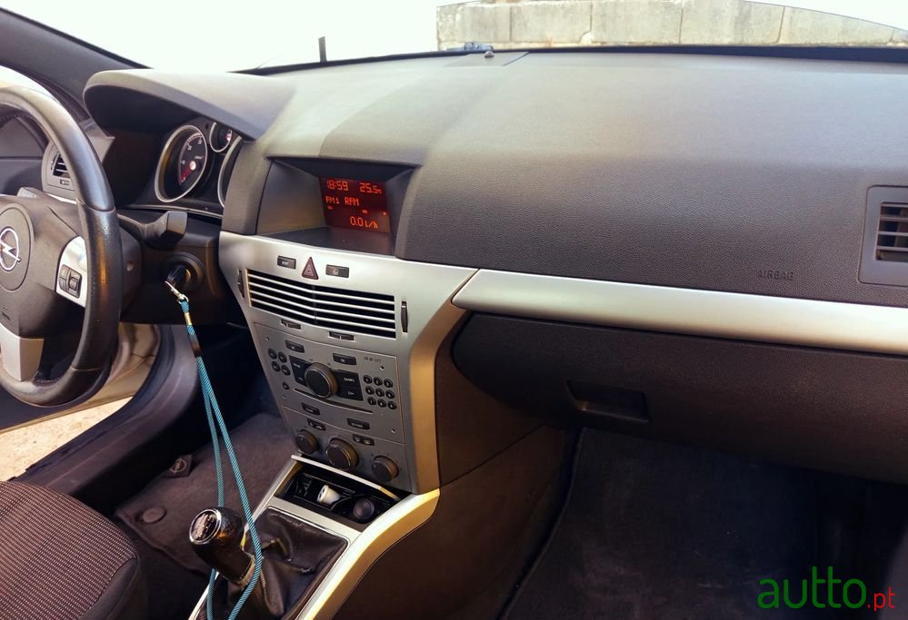 2008' Opel Astra Gtc 1.7 Cdti photo #5