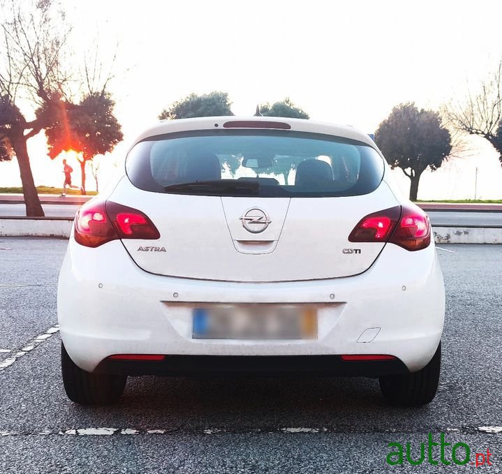 2010' Opel Astra photo #4