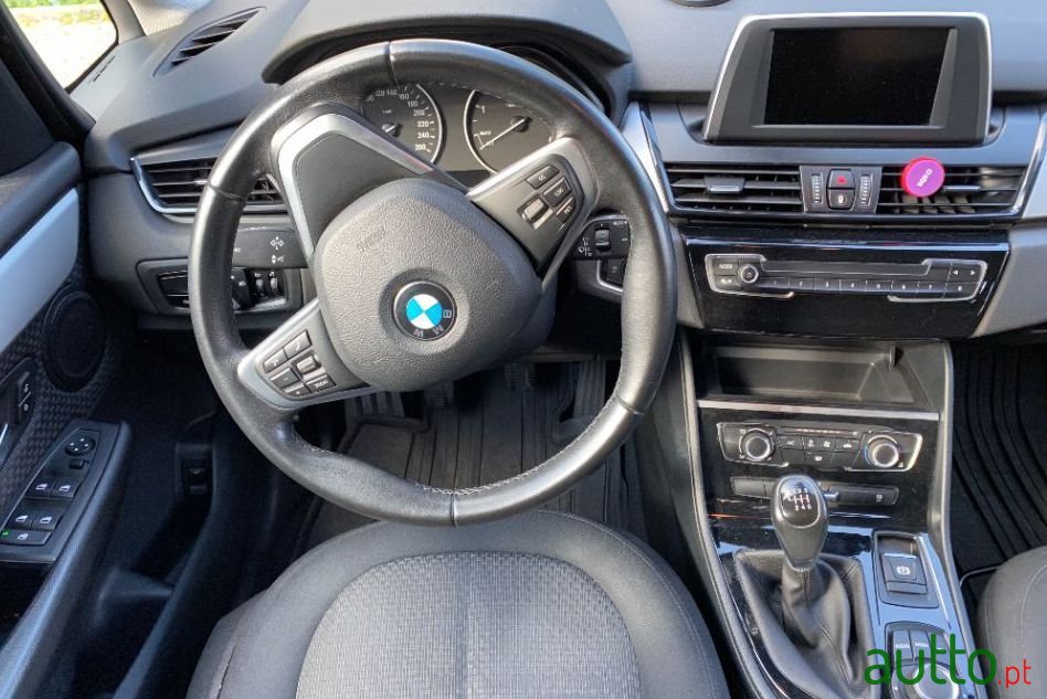 2015' BMW 216 Active Tourer photo #2