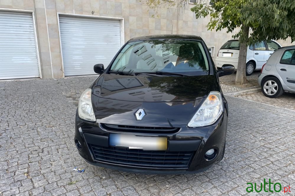 2010' Renault Clio photo #2
