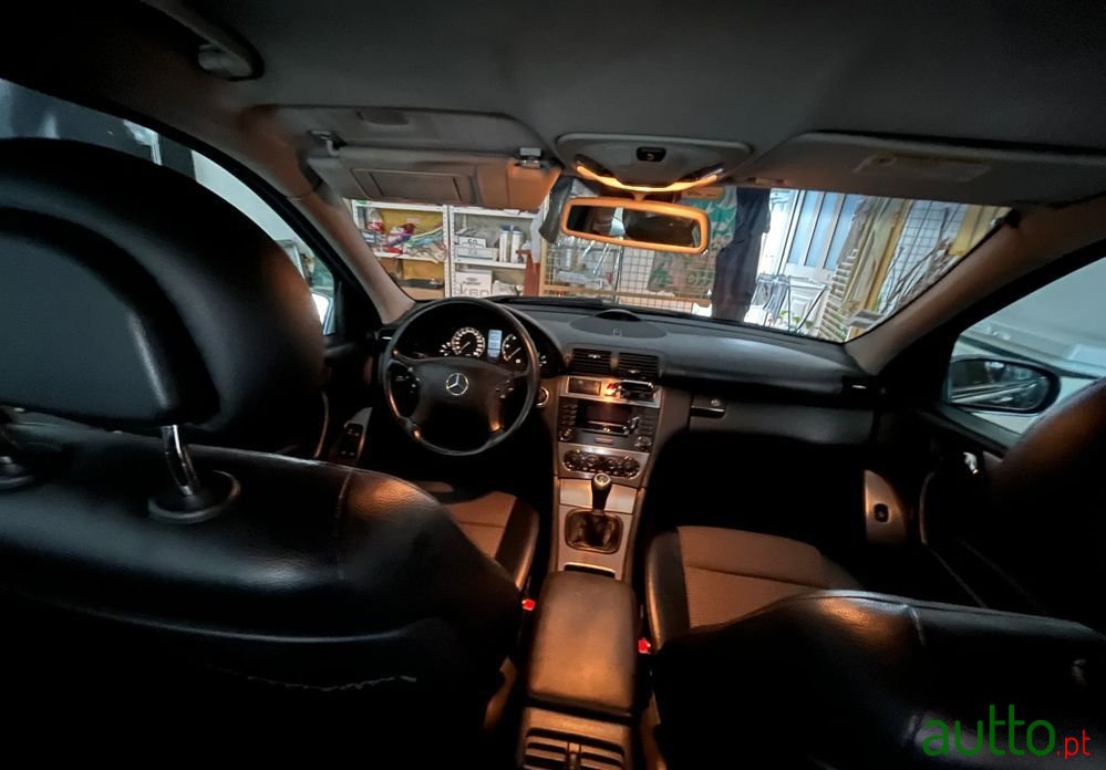 2004' Mercedes-Benz C 220 photo #6