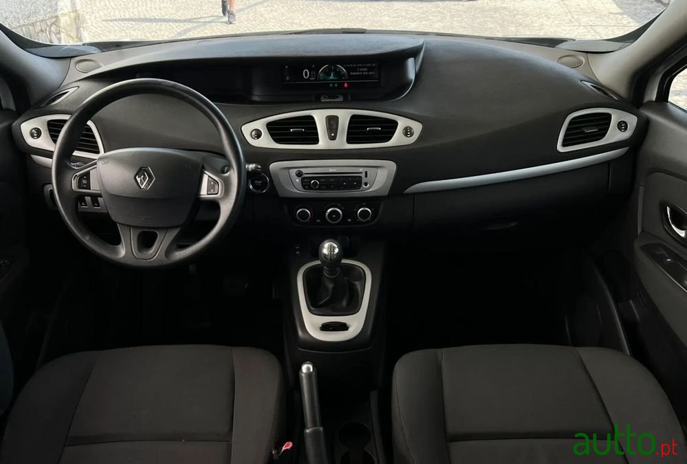 2013' Renault Scenic 1.5 Dci Sport Ss photo #3