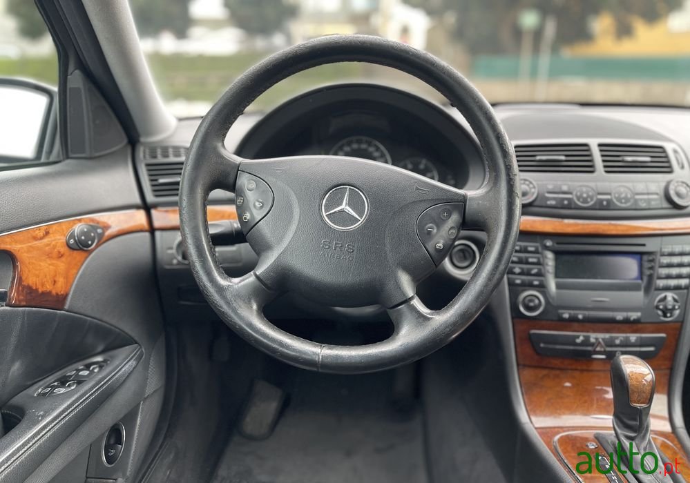 2004' Mercedes-Benz E 220 photo #6