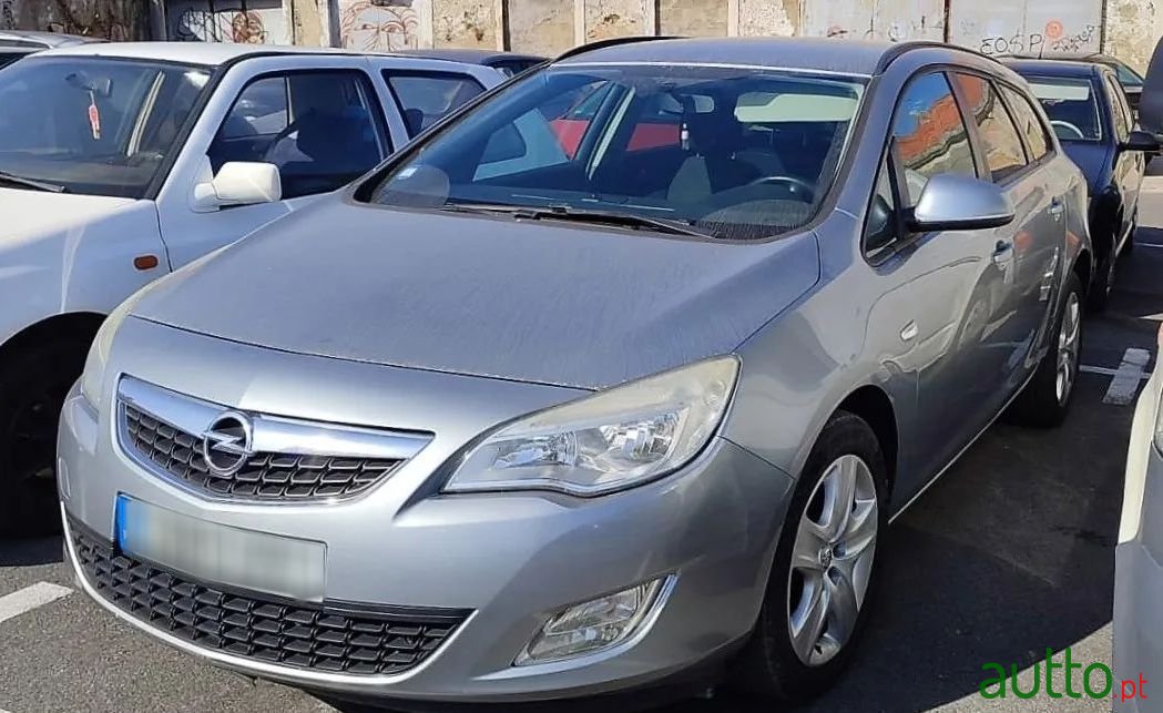 2011' Opel Astra Sports Tourer photo #1