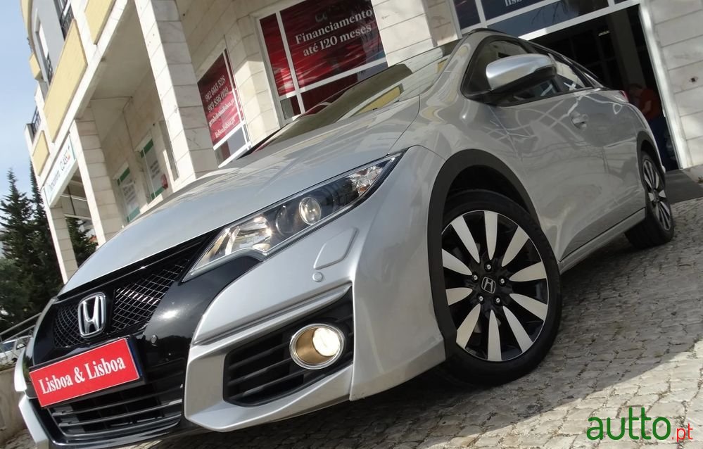 2015' Honda Civic Tourer photo #1