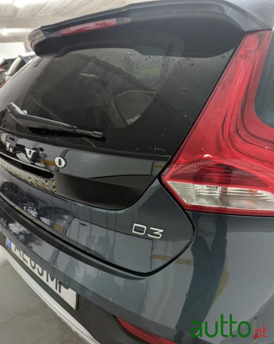 2019' Volvo V40 Cross Country photo #2