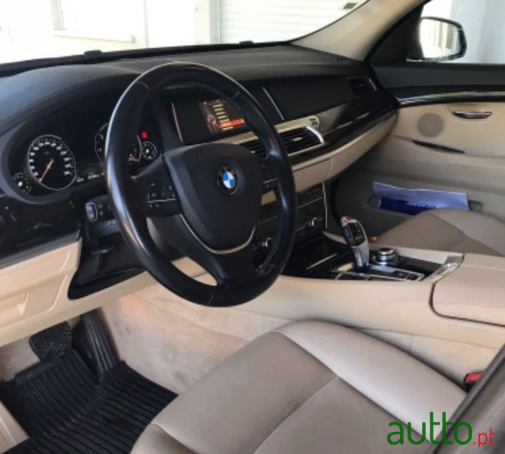 2016' BMW 520 Gran Turismo photo #3