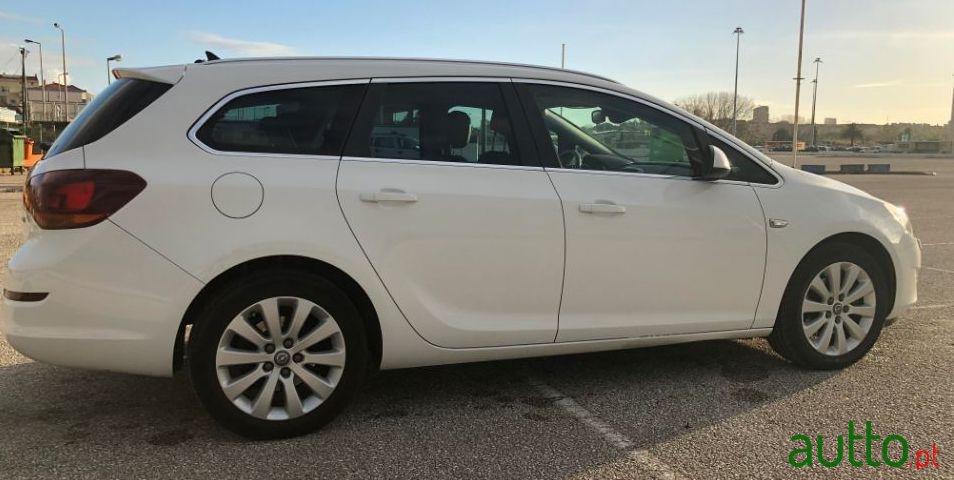 2011' Opel Astra Sports Tourer photo #1