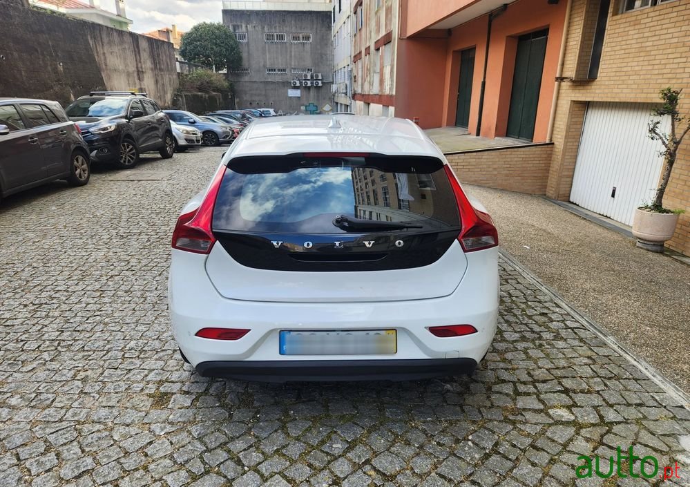 2014' Volvo V40 1.6 D2 Momentum photo #2