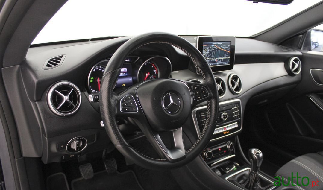 2018' Mercedes-Benz Cla-180 photo #3