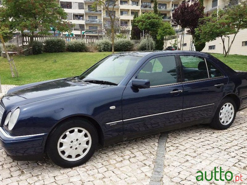 1996' Mercedes-Benz E-220 Elegance photo #2