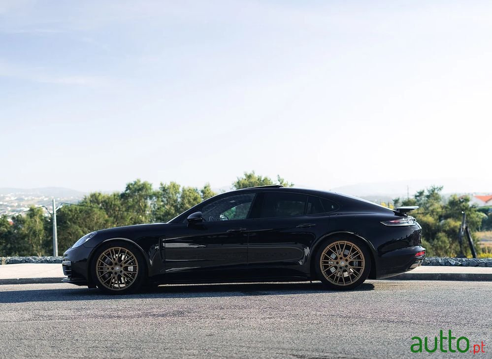2023' Porsche Panamera 4 E-Hybrid photo #2