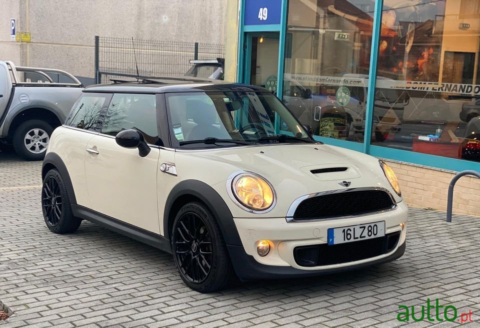 2011' MINI Cooper Sd photo #2