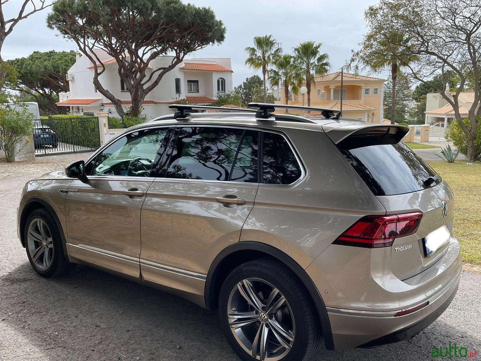 2018' Volkswagen Tiguan 2.0 TSI R-LINE photo #2