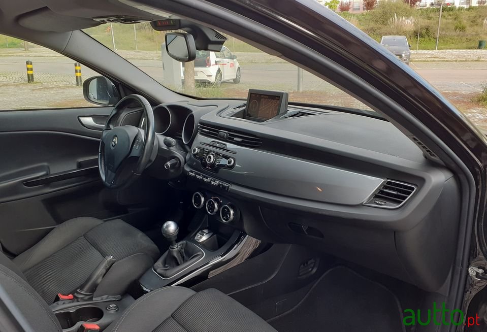 2012' Alfa Romeo Giulietta photo #5