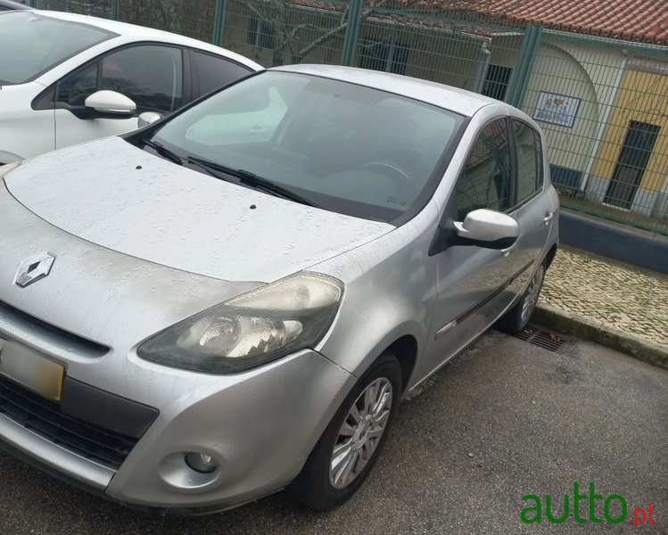 2010' Renault Clio photo #2