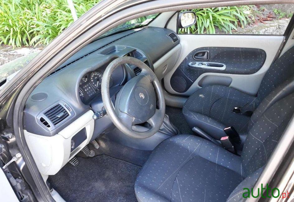 2002' Renault Clio photo #2