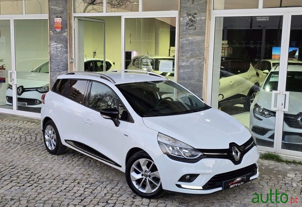 2017' Renault Clio Sport Tourer photo #3