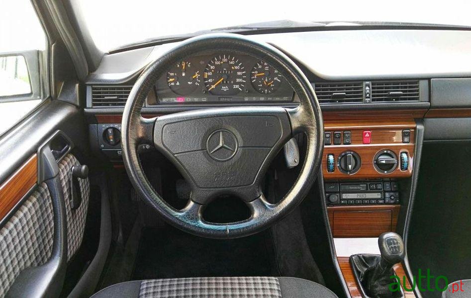 1994' Mercedes-Benz E-250 photo #3
