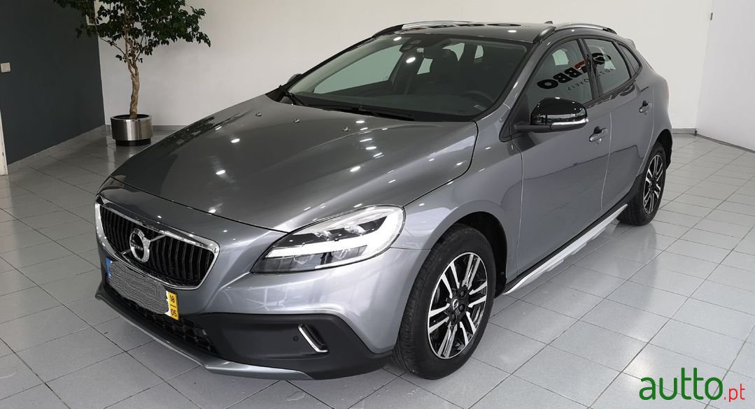 2018' Volvo V40 Cross Country photo #1