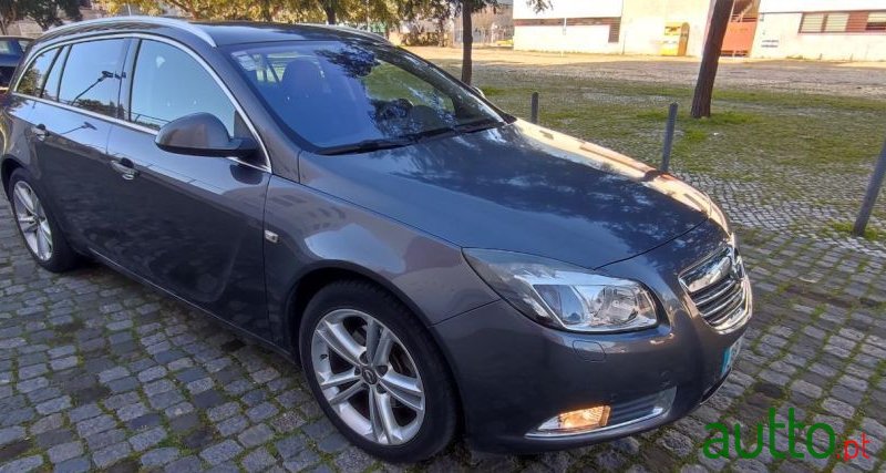 2011' Opel Insignia Sports Tourer photo #2