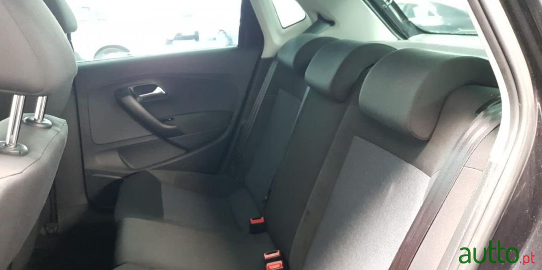 2011' Volkswagen Polo photo #3