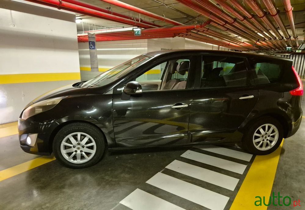 2009' Renault Grand Scenic photo #2