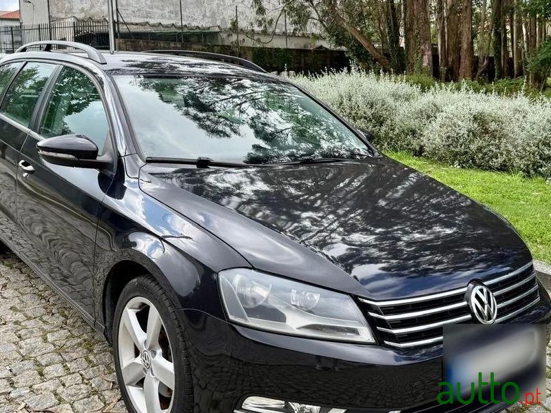 2011' Volkswagen Passat Variant photo #2
