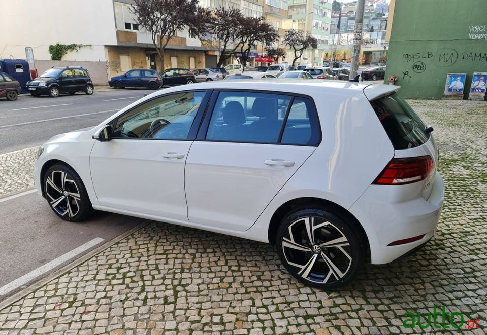 2018' Volkswagen Golf photo #2
