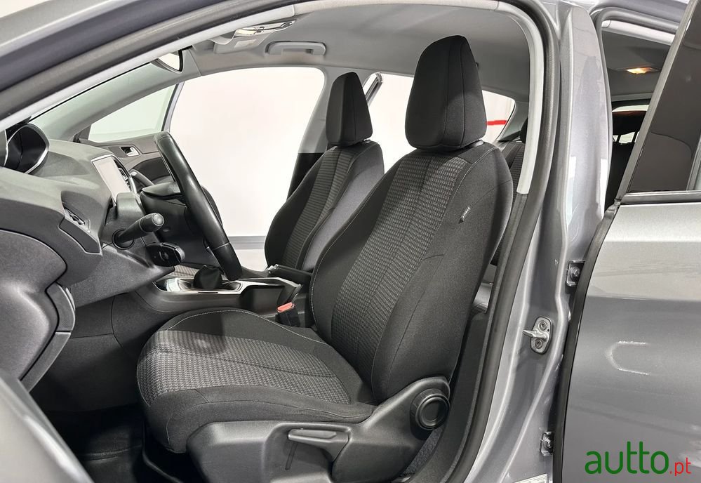 2019' Peugeot 308 1.5 Bluehdi Style photo #6