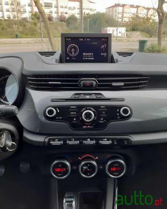 2012' Alfa Romeo Giulietta photo #4