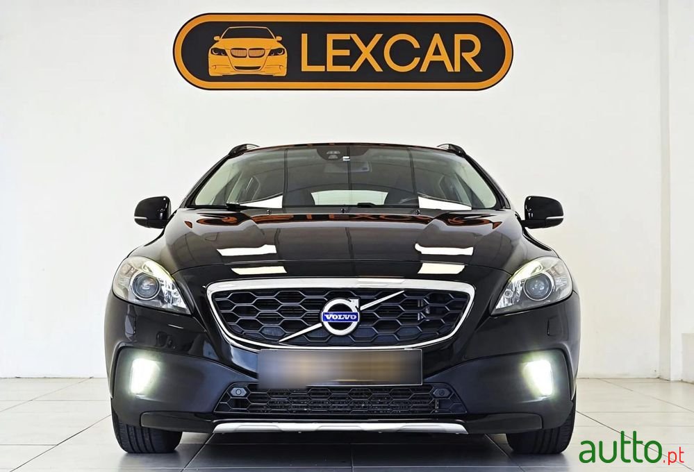 2014' Volvo V40 Cross Country photo #3