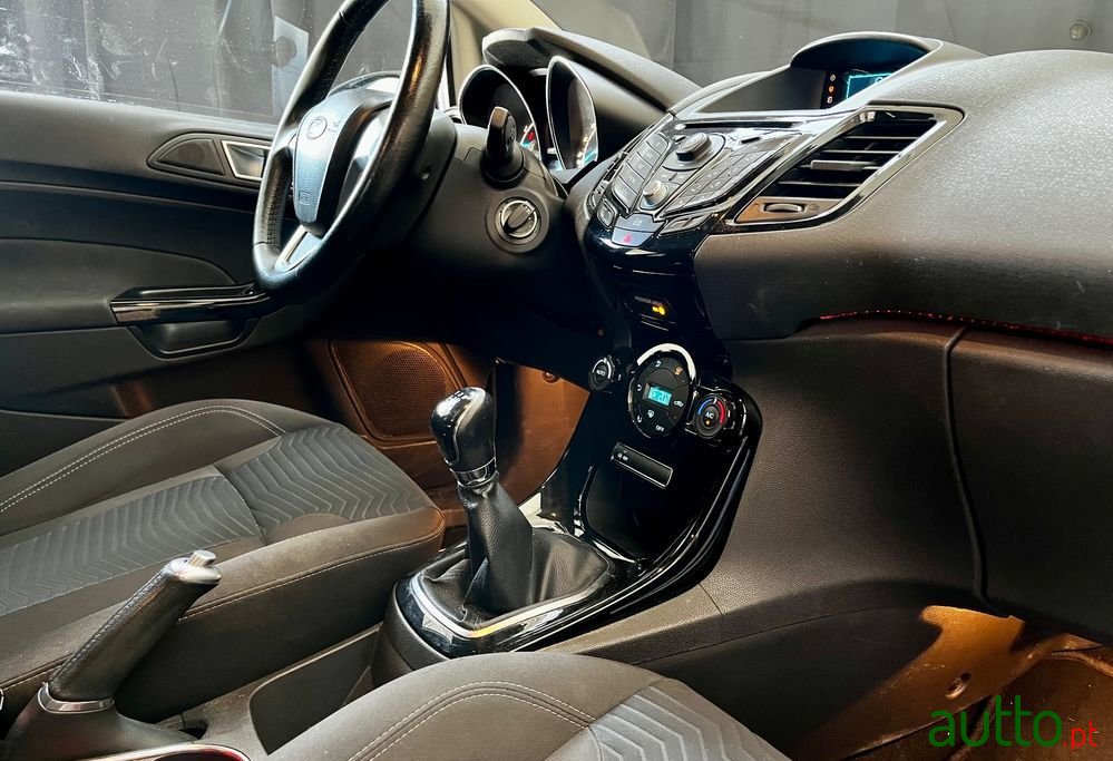 2015' Ford Fiesta photo #6