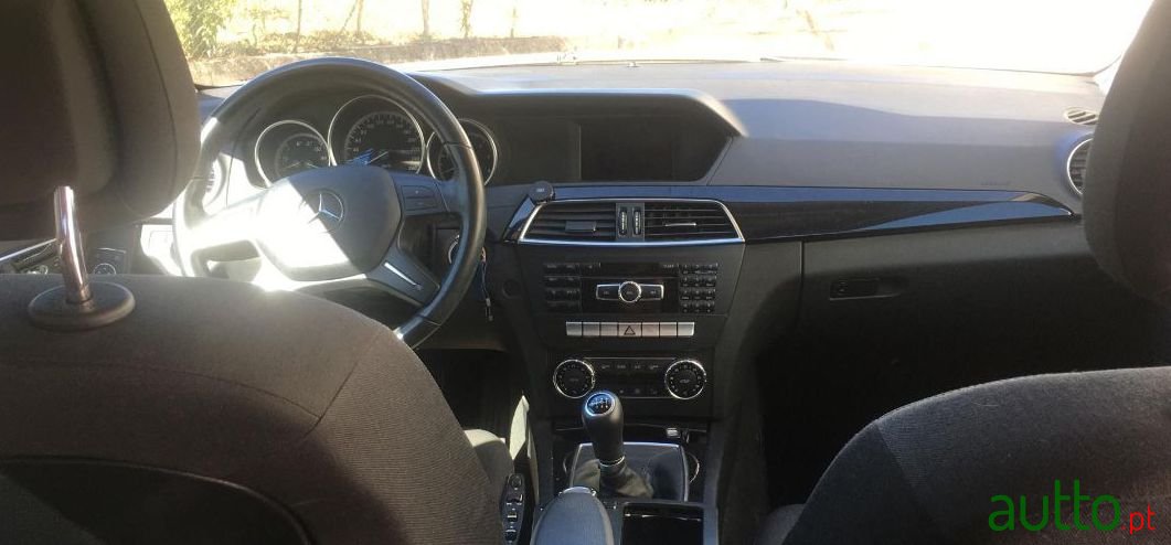 2011' Mercedes-Benz C-200 photo #2