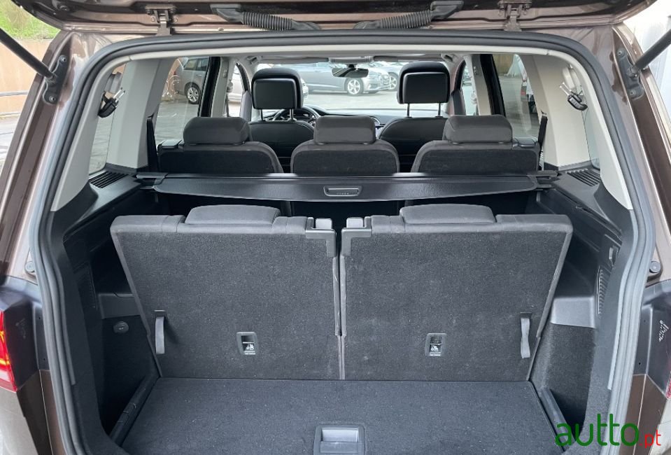 2017' Volkswagen Touran photo #5