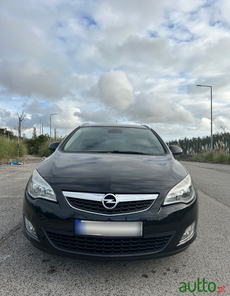 2011' Opel Astra Sports Tourer photo #4