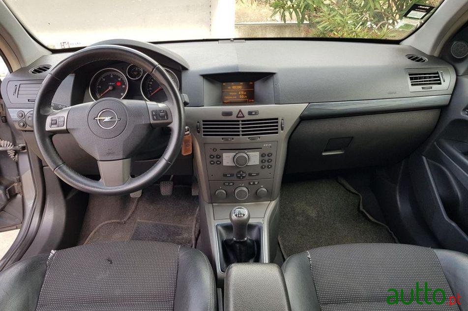 2005' Opel Astra Station Wagon photo #2