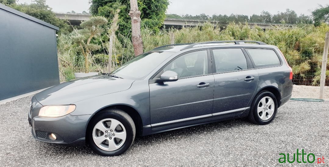 2010' Volvo V70 photo #2