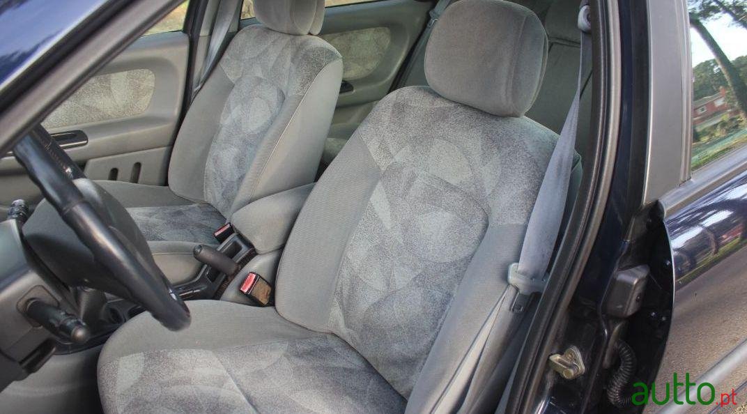 1999' Renault Laguna 1.6 Rxe photo #1