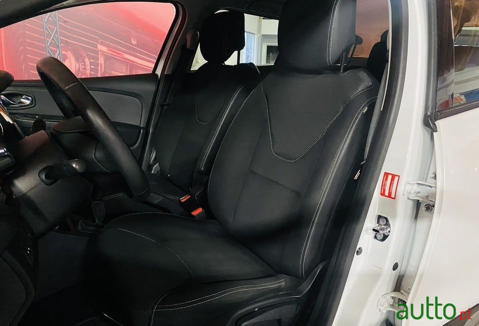 2014' Renault Clio Sport Tourer photo #5