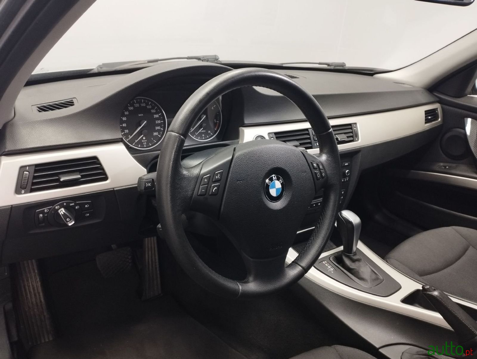 2012' BMW 318 photo #6