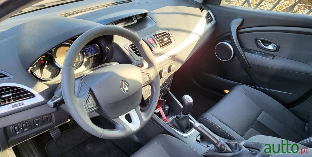 2010' Renault Megane Ver-1-5-Dci-Dynamique photo #5