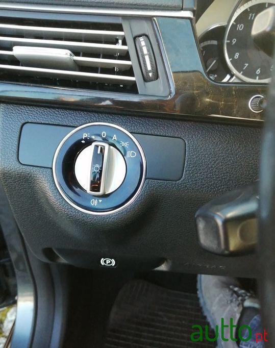 2009' Mercedes-Benz E-250 photo #3